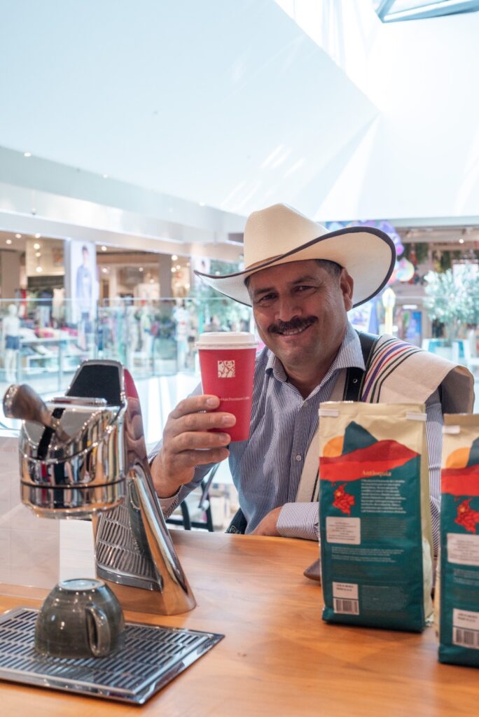 personaje de Juan Valdez bebiendo café en tienda Flagship de Parque Arauco